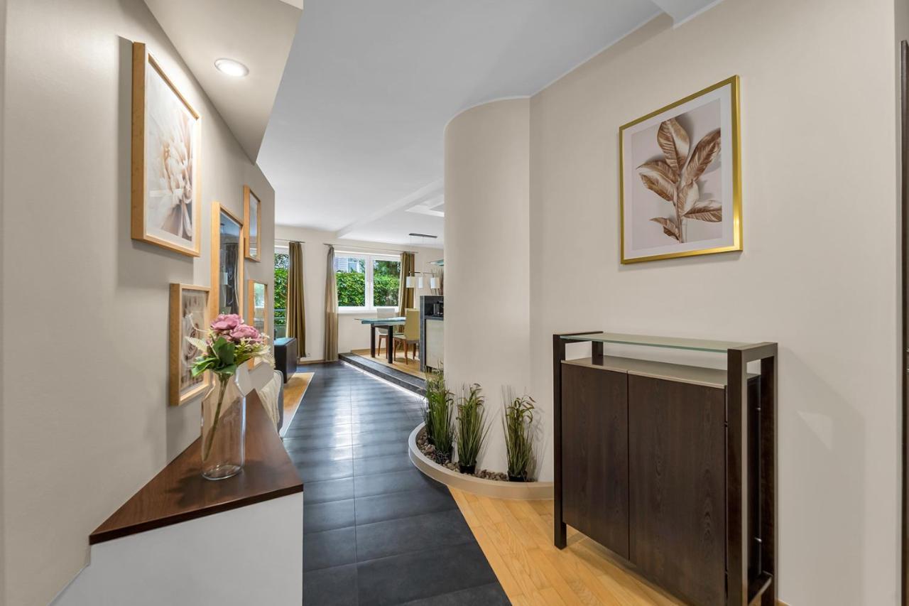 Golden Dragon Prestige Suite: Spacious Luxury With Jacuzzi & Balcony Apartment