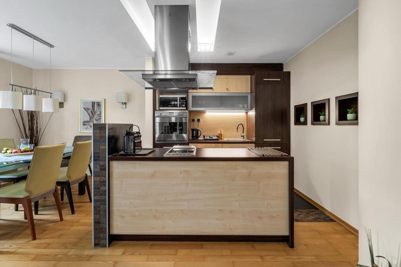 Golden Dragon Prestige Suite: Spacious Luxury With Jacuzzi & Balcony Apartment Warsaw