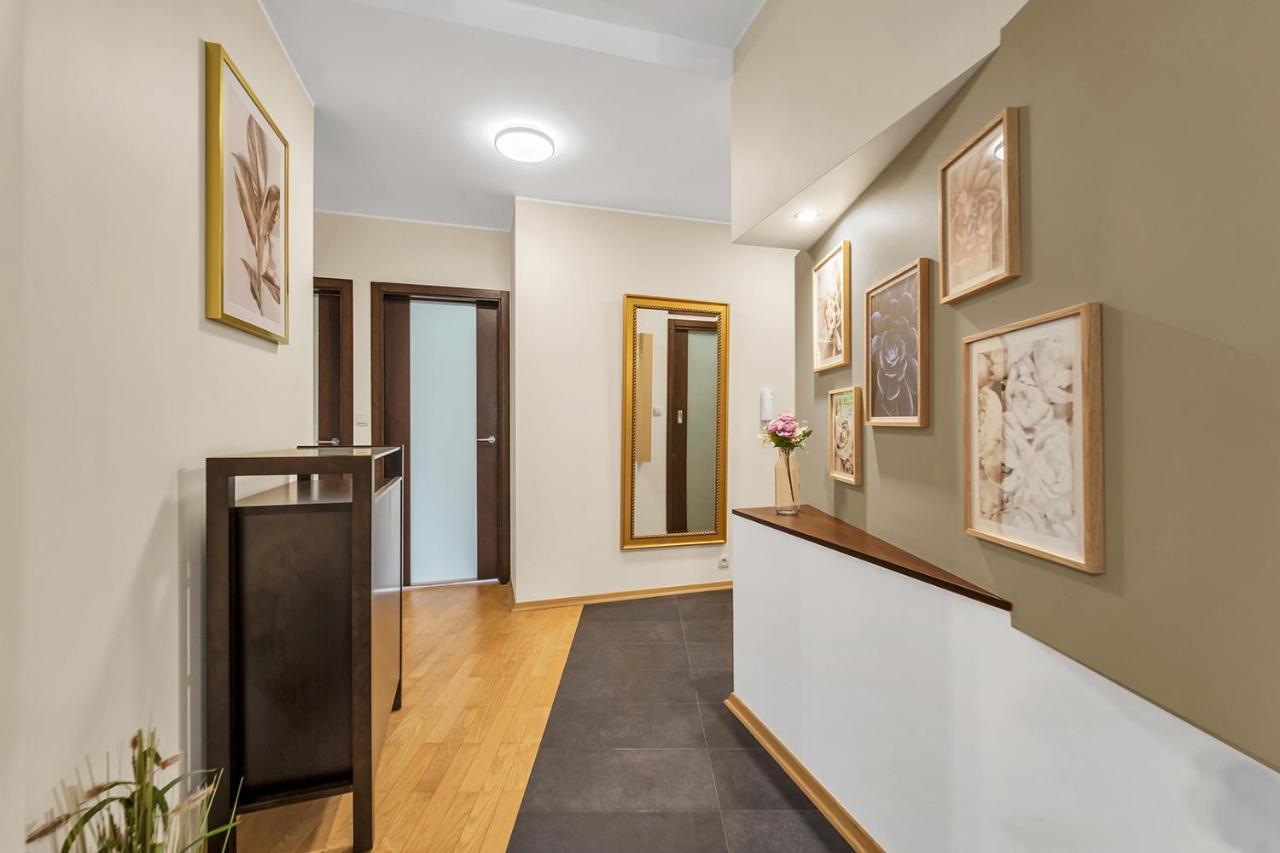 Golden Dragon Prestige Suite: Spacious Luxury With Jacuzzi & Balcony Apartment