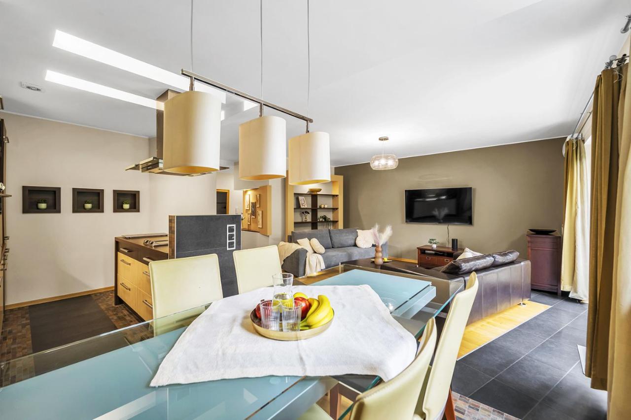 Golden Dragon Prestige Suite: Spacious Luxury With Jacuzzi & Balcony Apartment *