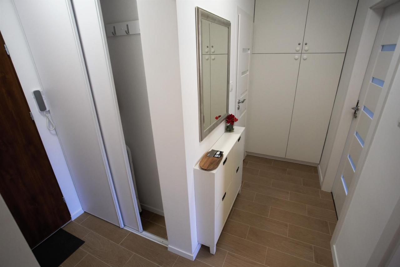 Apartment Apart!ment