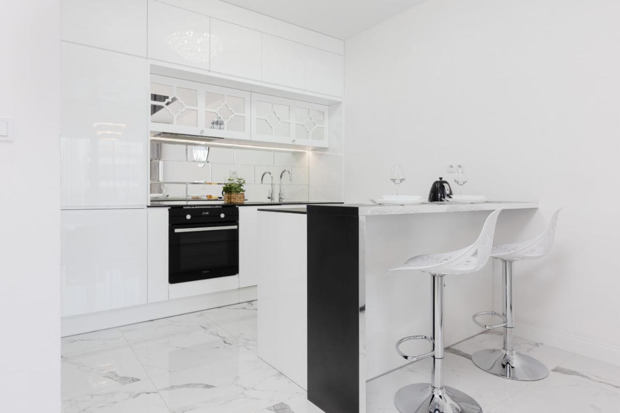 Apartment Elegant With Balcony & Parking By Renters *