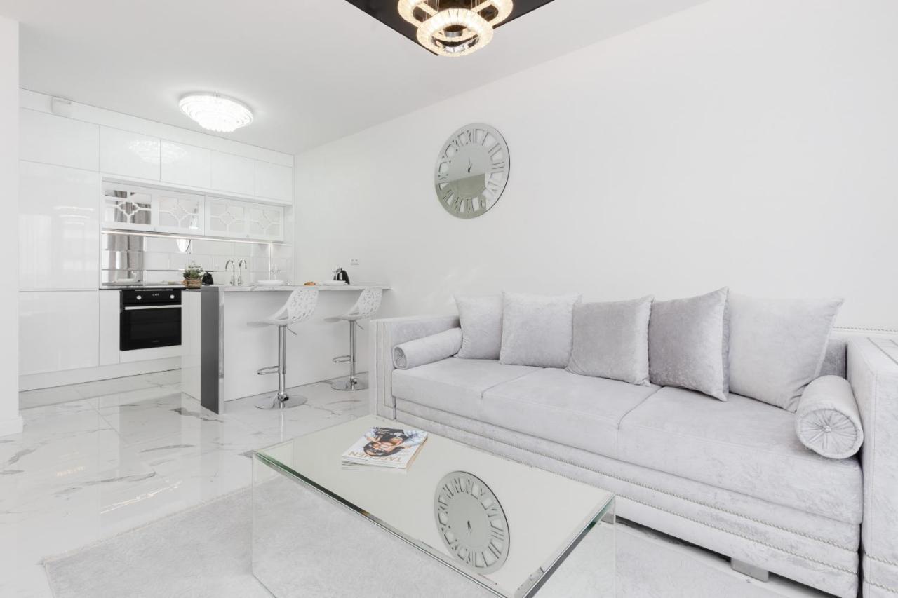 Elegant With Balcony & Parking By Renters Warsaw