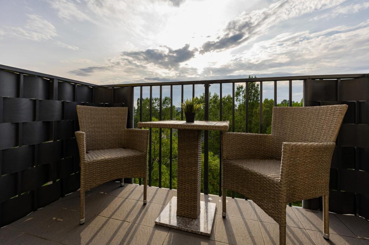 Apartment Urban Wings - Airport With Parking & Balcony By Renters