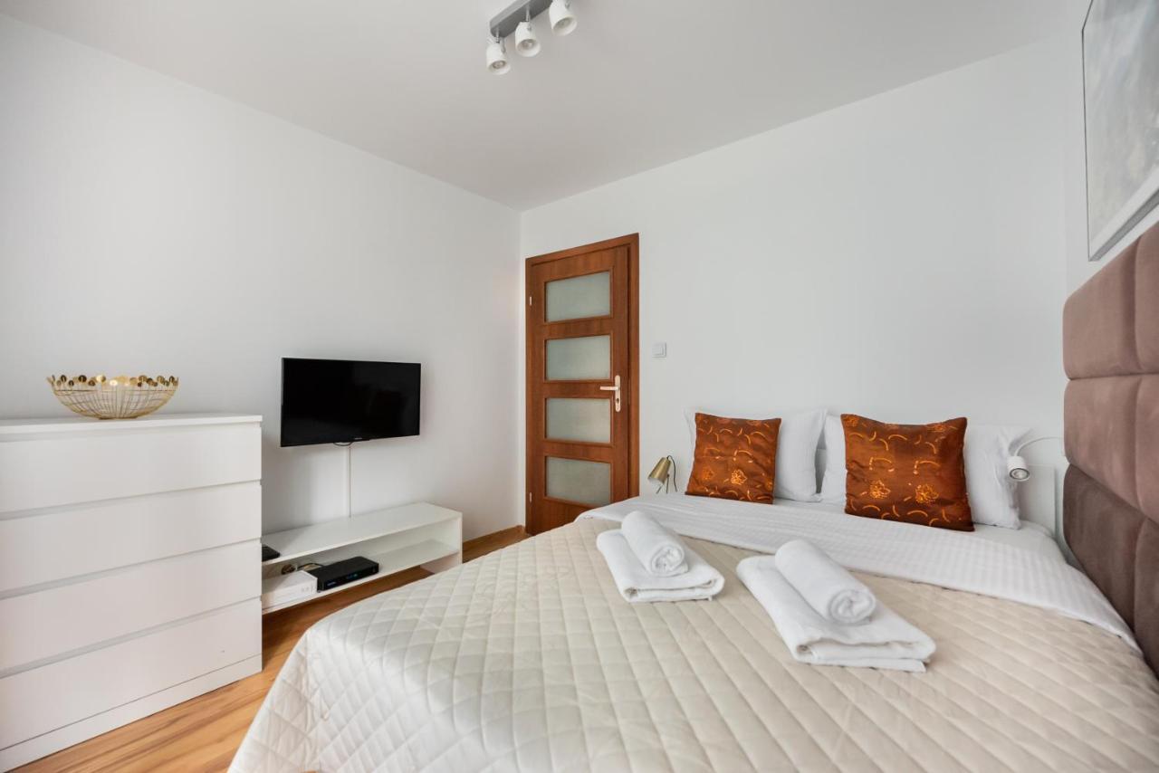 Metro Rondo Onz 2-bedroom Apartment Warsaw