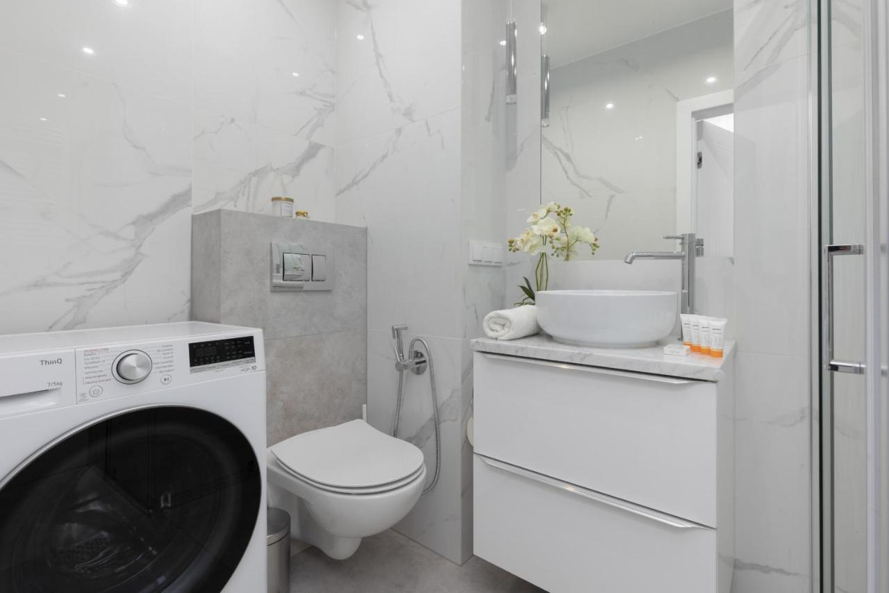Apartment Modern & Bright With Parking And Balcony By Renters Warsaw