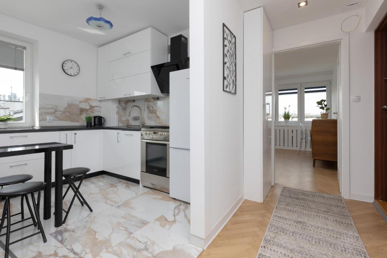 Elegant With Ac 550 M To Copernicus Science Centre By Renters *
