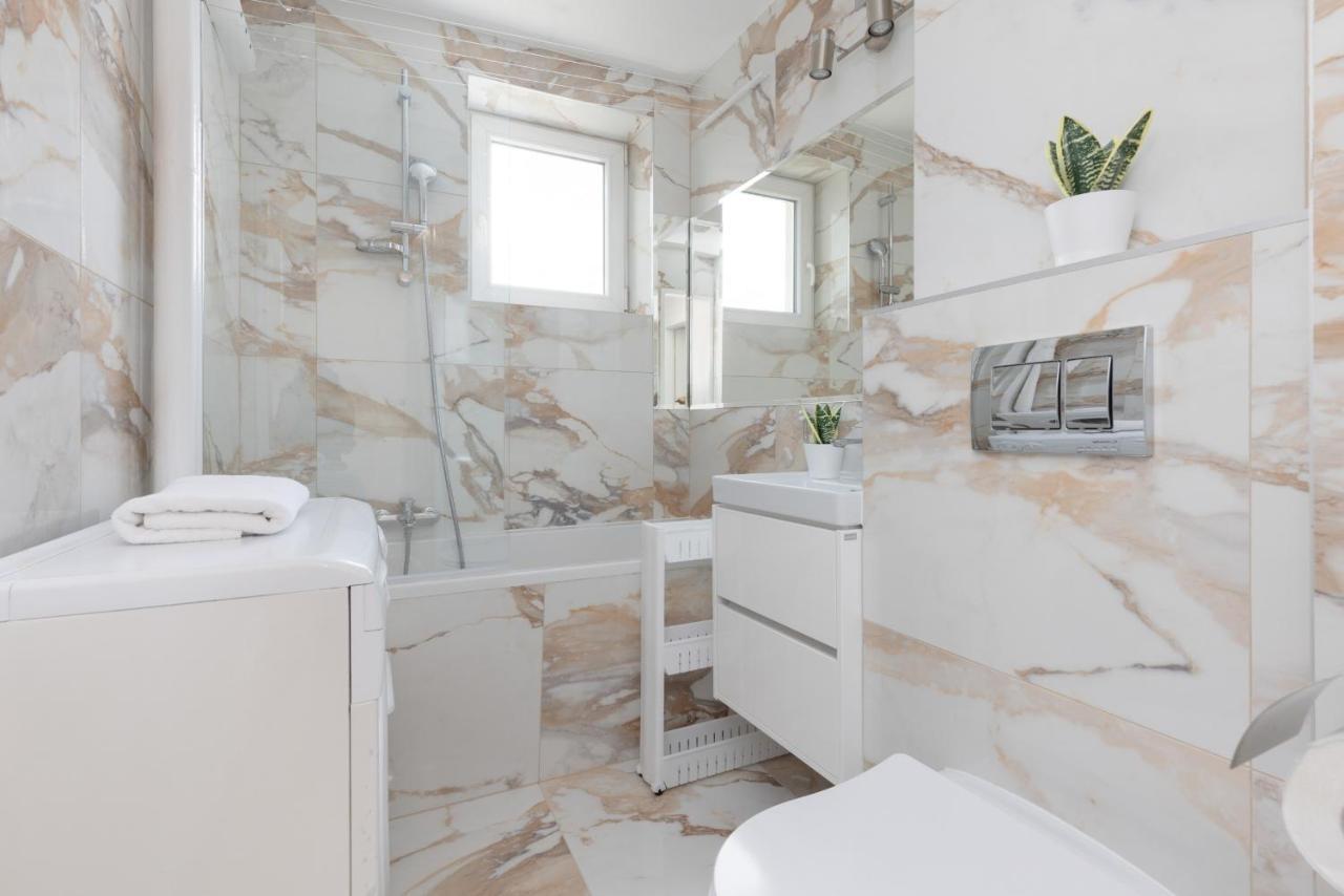 Elegant With Ac 550 M To Copernicus Science Centre By Renters *