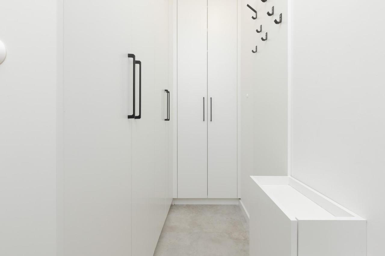Modern & Bright With Parking And Balcony By Renters Apartment *