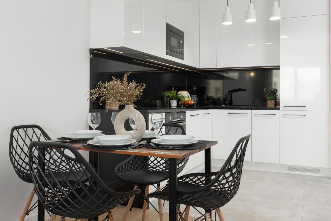 Modern & Bright With Parking And Balcony By Renters *