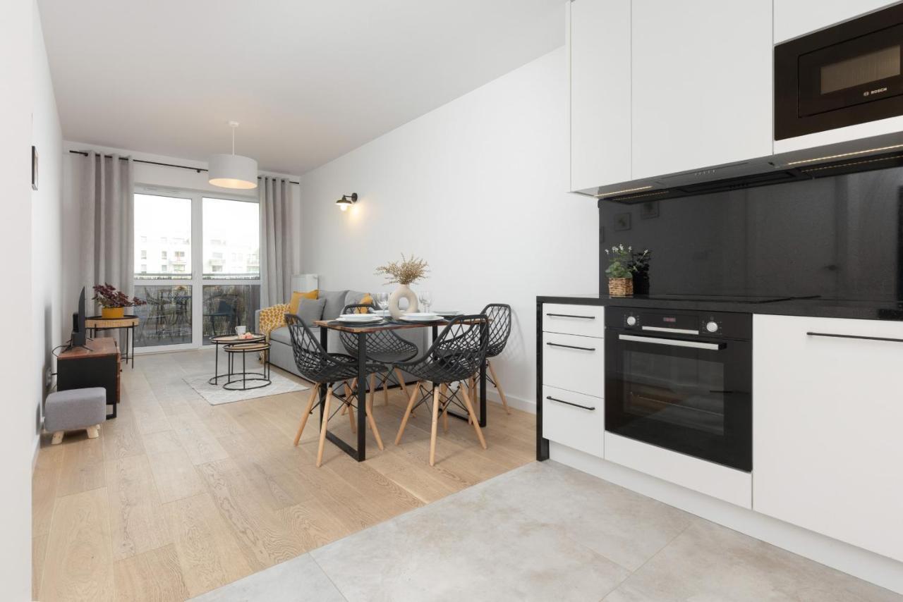 Modern & Bright With Parking And Balcony By Renters