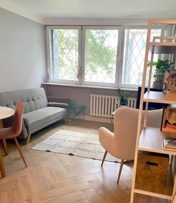 Apartment Close To Metro, 8 Minutes To Centrum And Near Airport *