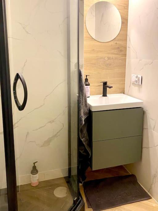 Close To Metro, 8 Minutes To Centrum And Near Airport Apartment *