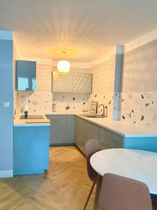 Close To Metro, 8 Minutes To Centrum And Near Airport Apartment Warsaw