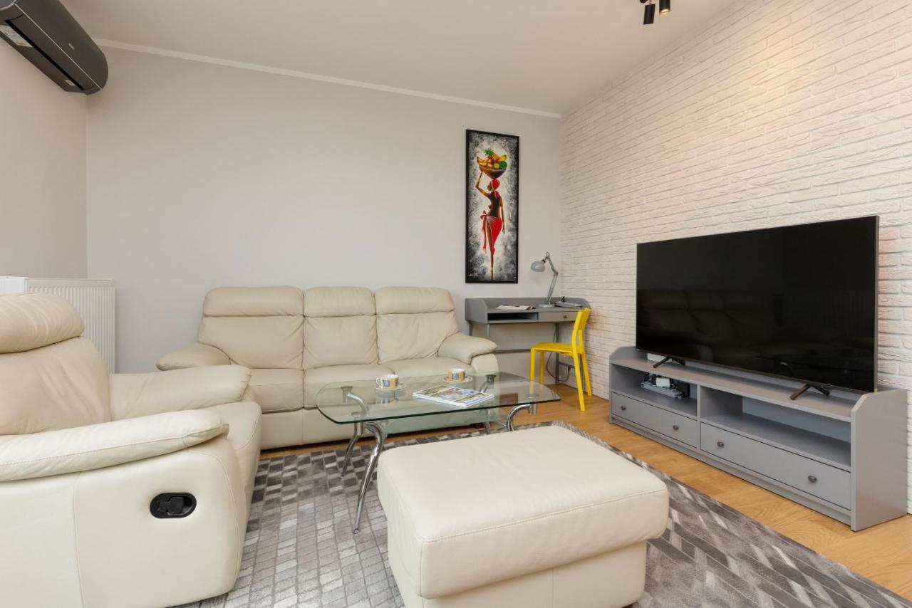 Trendy With Ac And Parking In By Renters Warsaw
