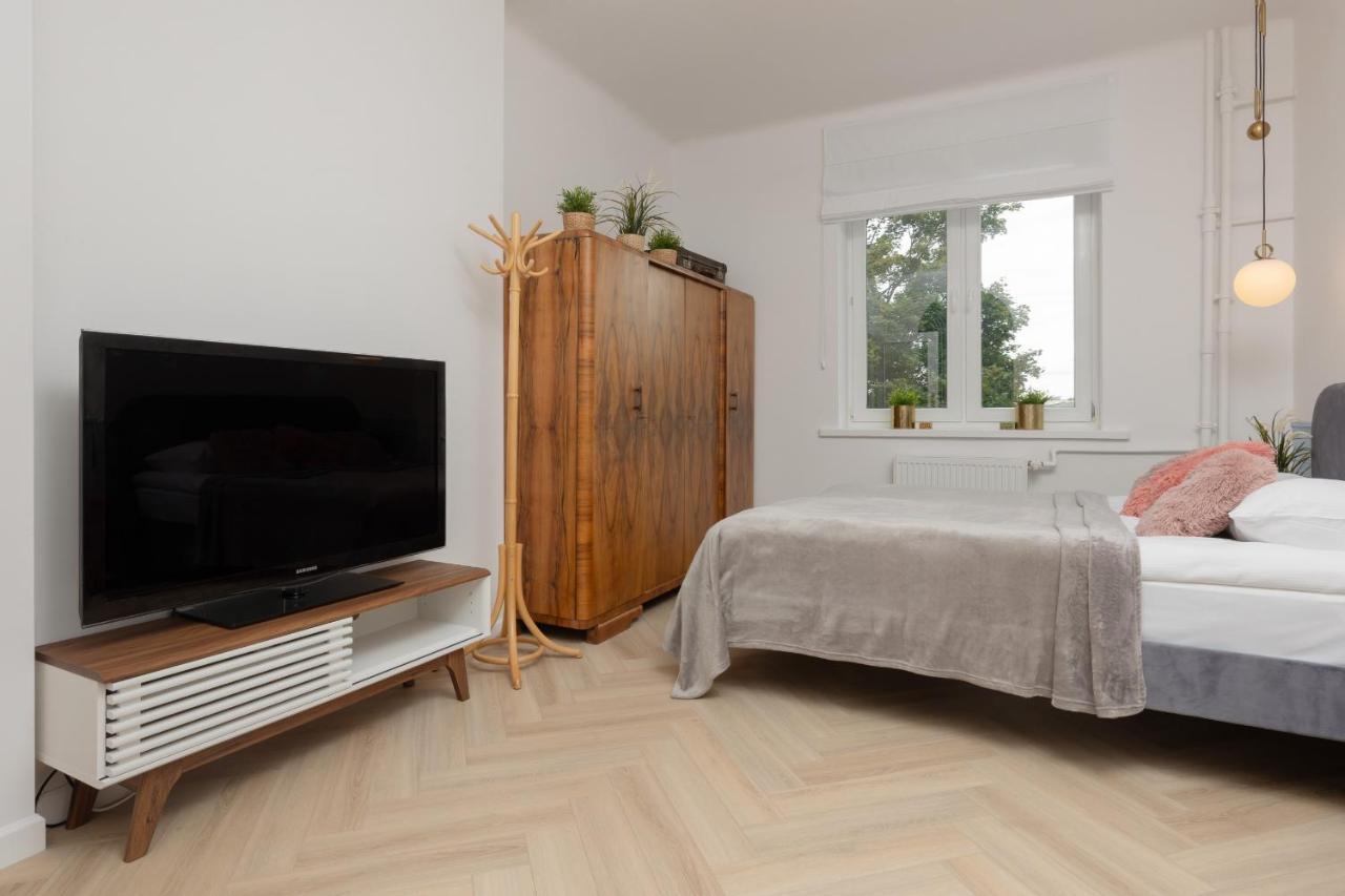 Art Deco Old Town By Renters Apartment