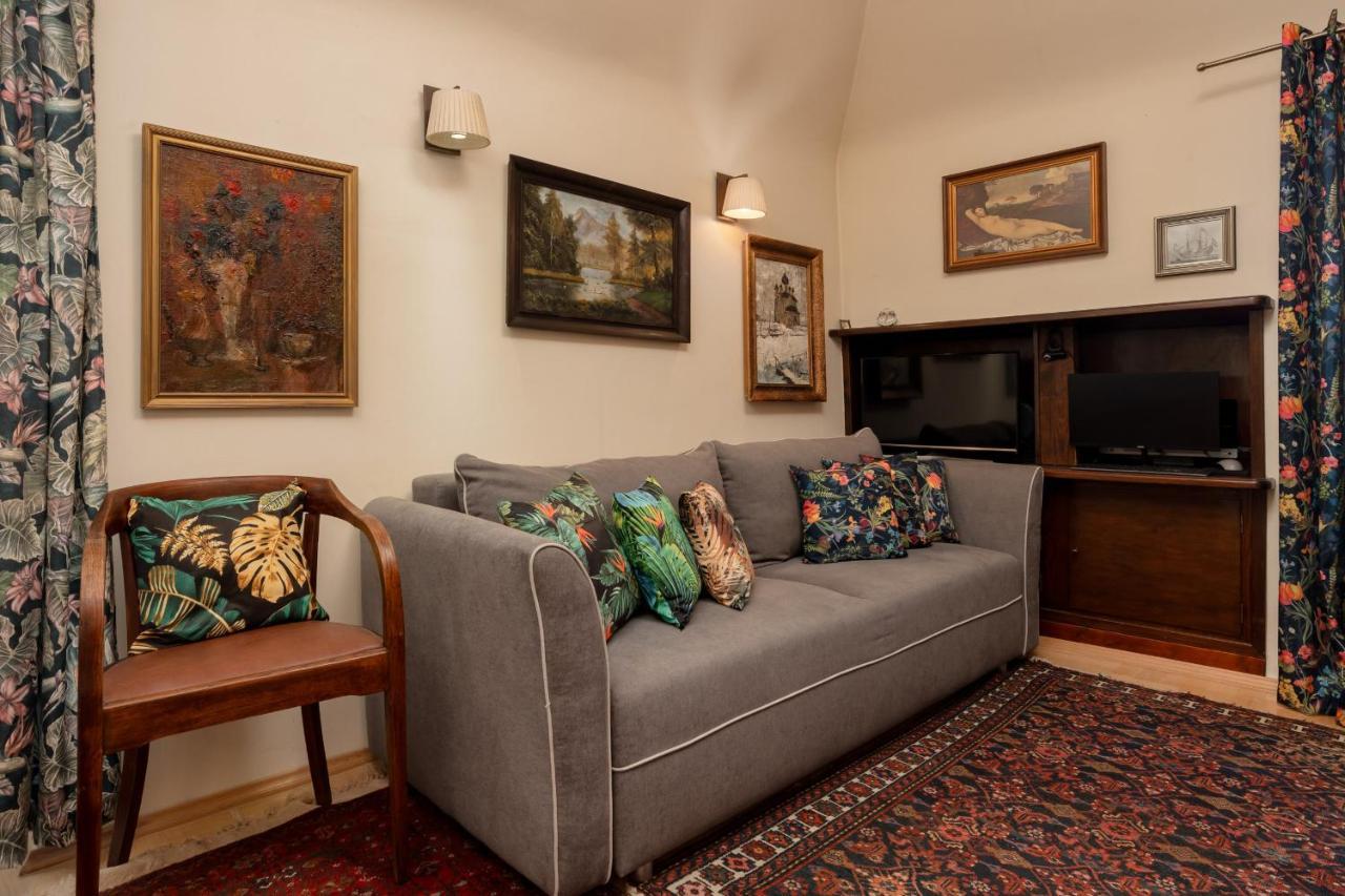 Atmospheric Next To Old Town Square By Renters