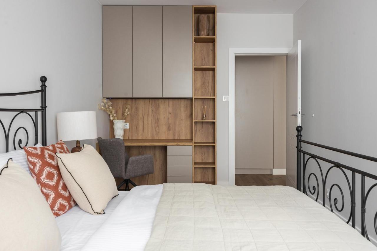 Metro Kabaty Elegant Apartment Warsaw