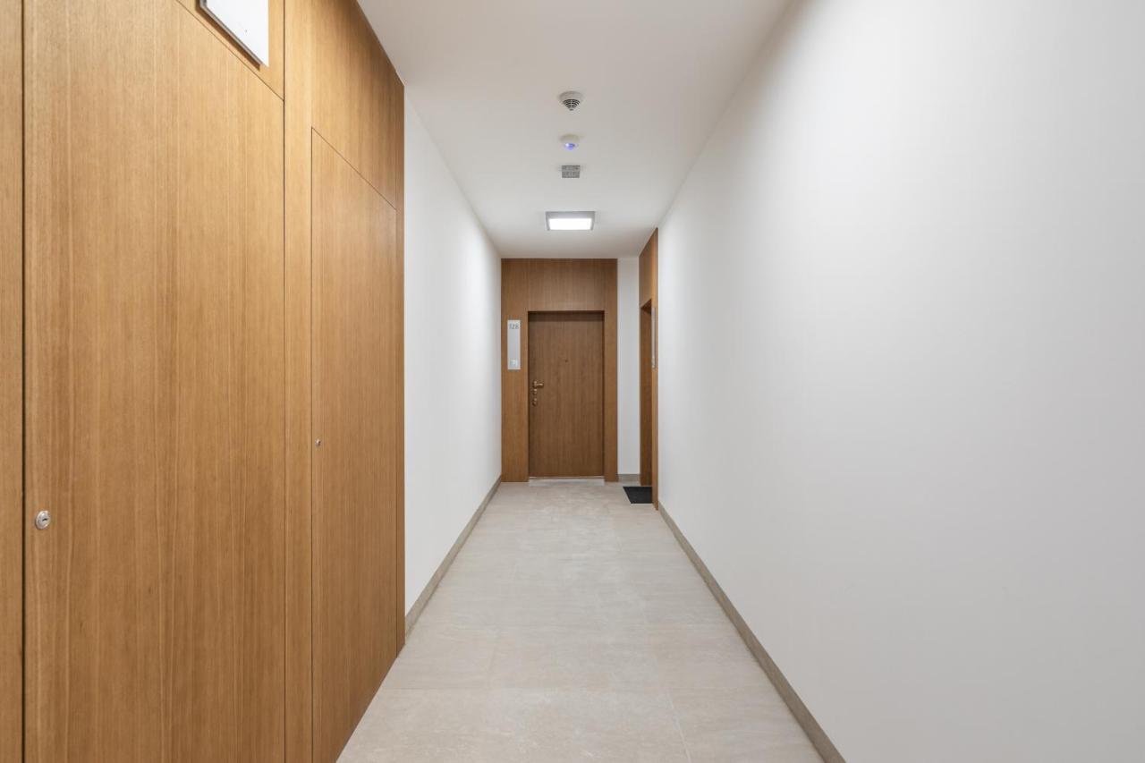 Superapart Sierakowskiego 4 *