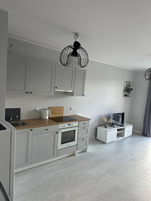 New 1 Bed With Balcony, Local Amenities Apartment *