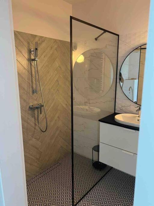 Apartment New 1 Bed With Balcony, Local Amenities