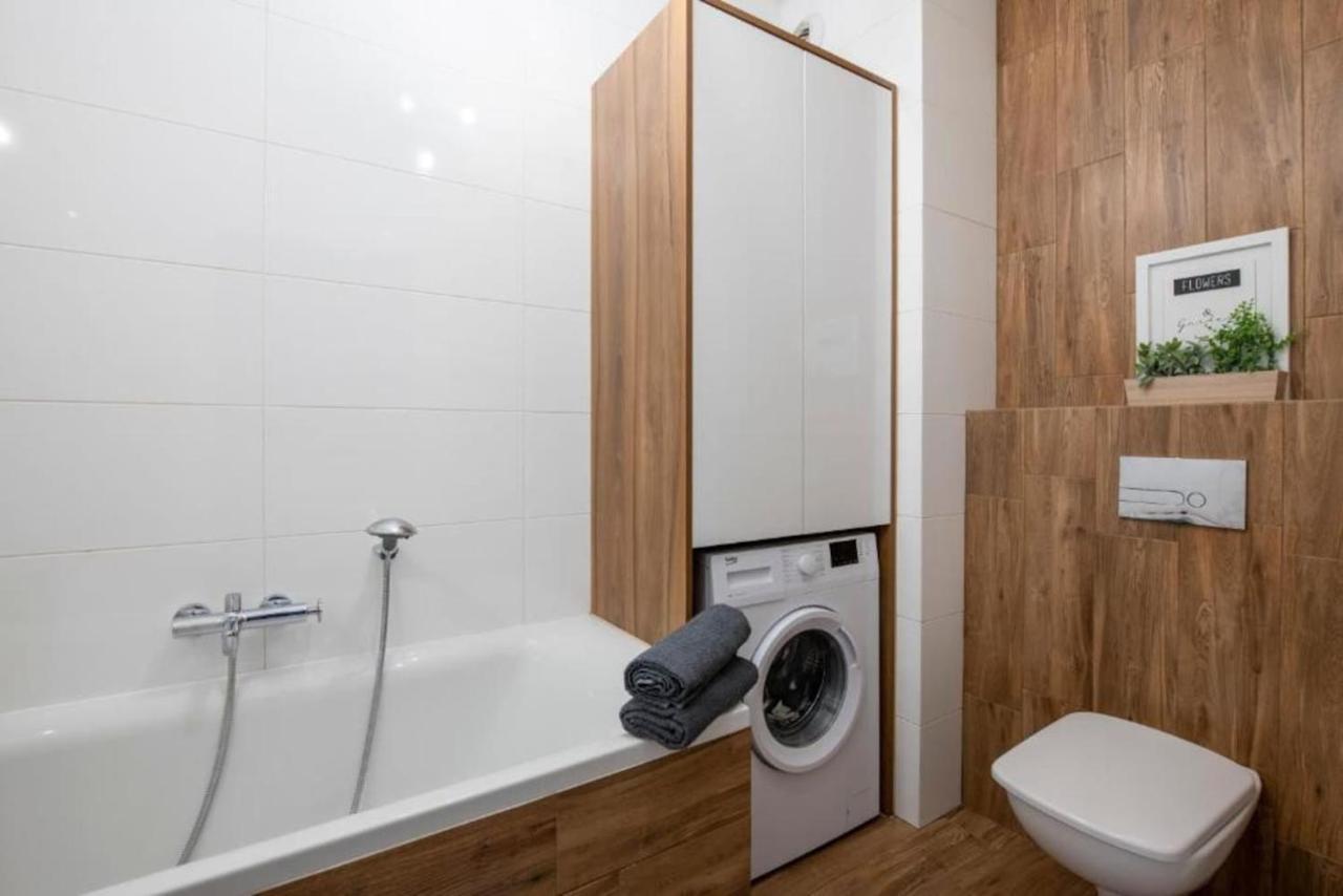 Apartment Woronicza 33b: Private With Separate Bedroom, Balcony & Free Parking Warsaw