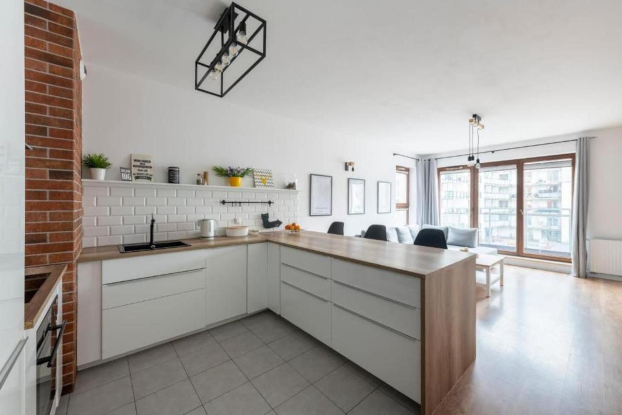 Apartment Woronicza 33b: Private With Separate Bedroom, Balcony & Free Parking Warsaw