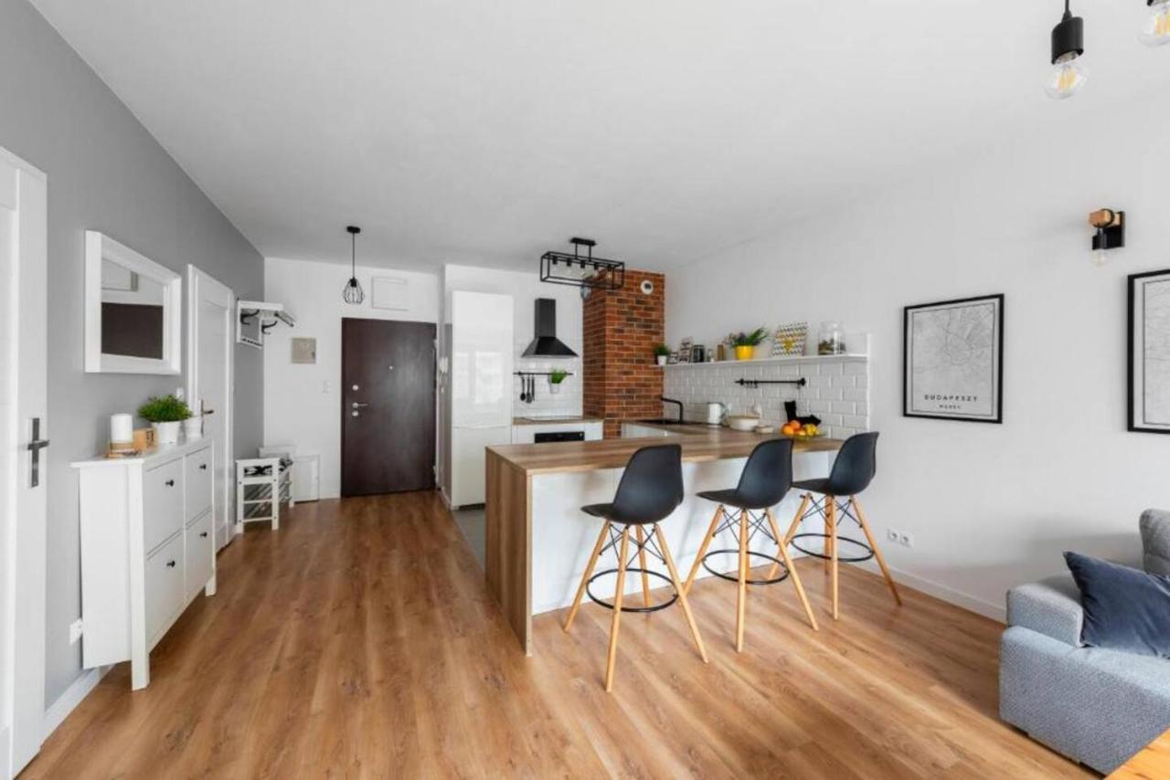 Woronicza 33b: Private With Separate Bedroom, Balcony & Free Parking *