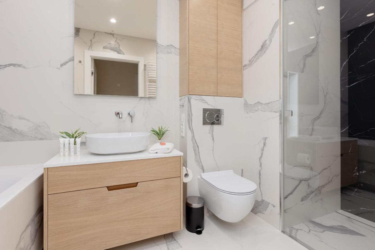 Apartment Deluxe Wronia 45 With Ac, Parking & Balcony By Renters Prestige