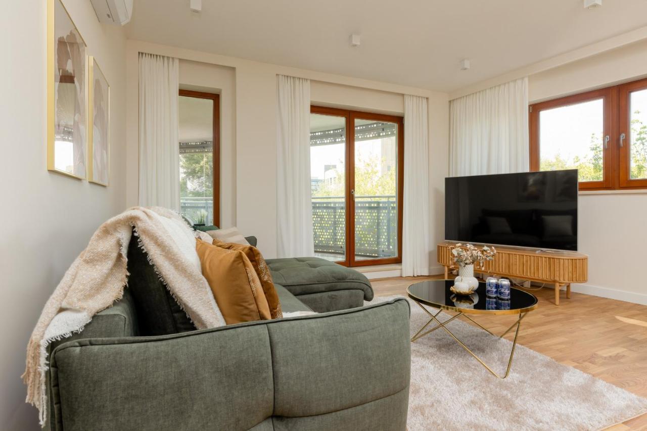 Deluxe Wronia 45 With Ac, Parking & Balcony By Renters Prestige Apartment *