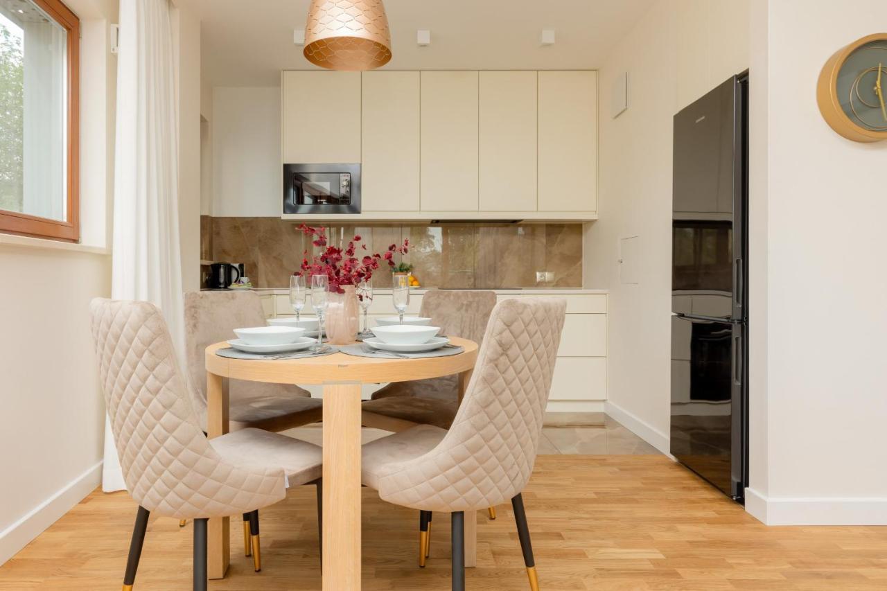 Deluxe Wronia 45 With Ac, Parking & Balcony By Renters Prestige Apartment
