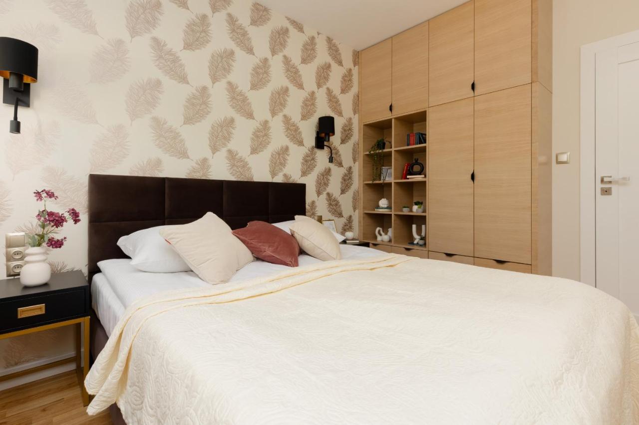 Deluxe Wronia 45 With Ac, Parking & Balcony By Renters Prestige Warsaw
