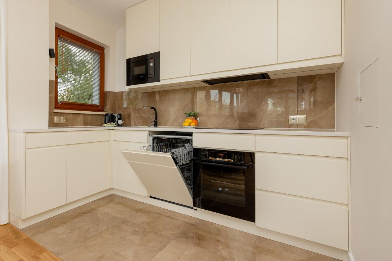 Deluxe Wronia 45 With Ac, Parking & Balcony By Renters Prestige Apartment *