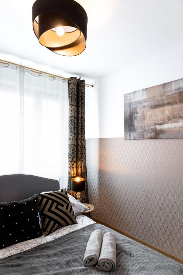 Clicktheflat Conrada