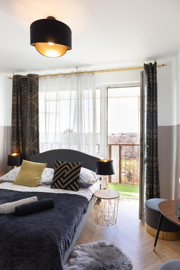 Clicktheflat Conrada Hostel
