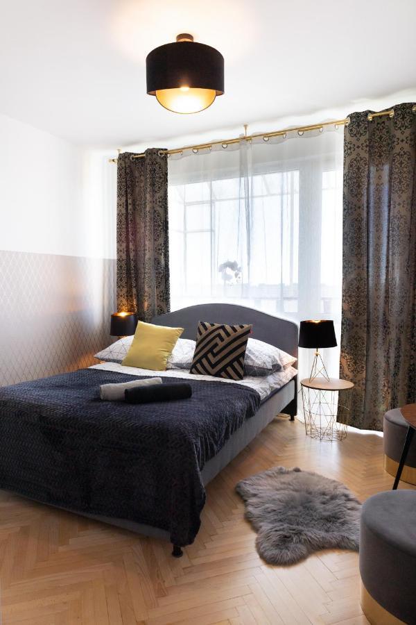 Clicktheflat Conrada *