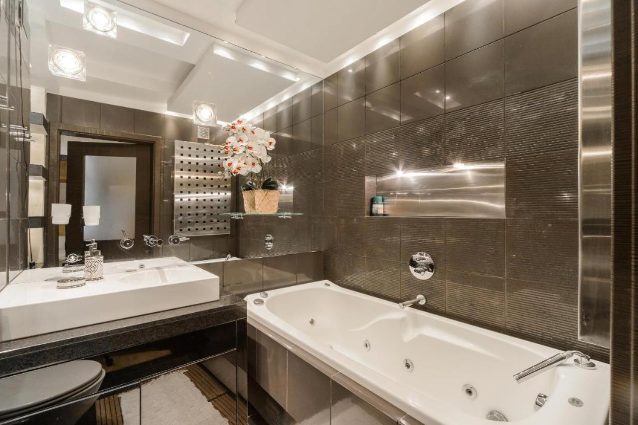 With Gym And Sauna In Apartament *