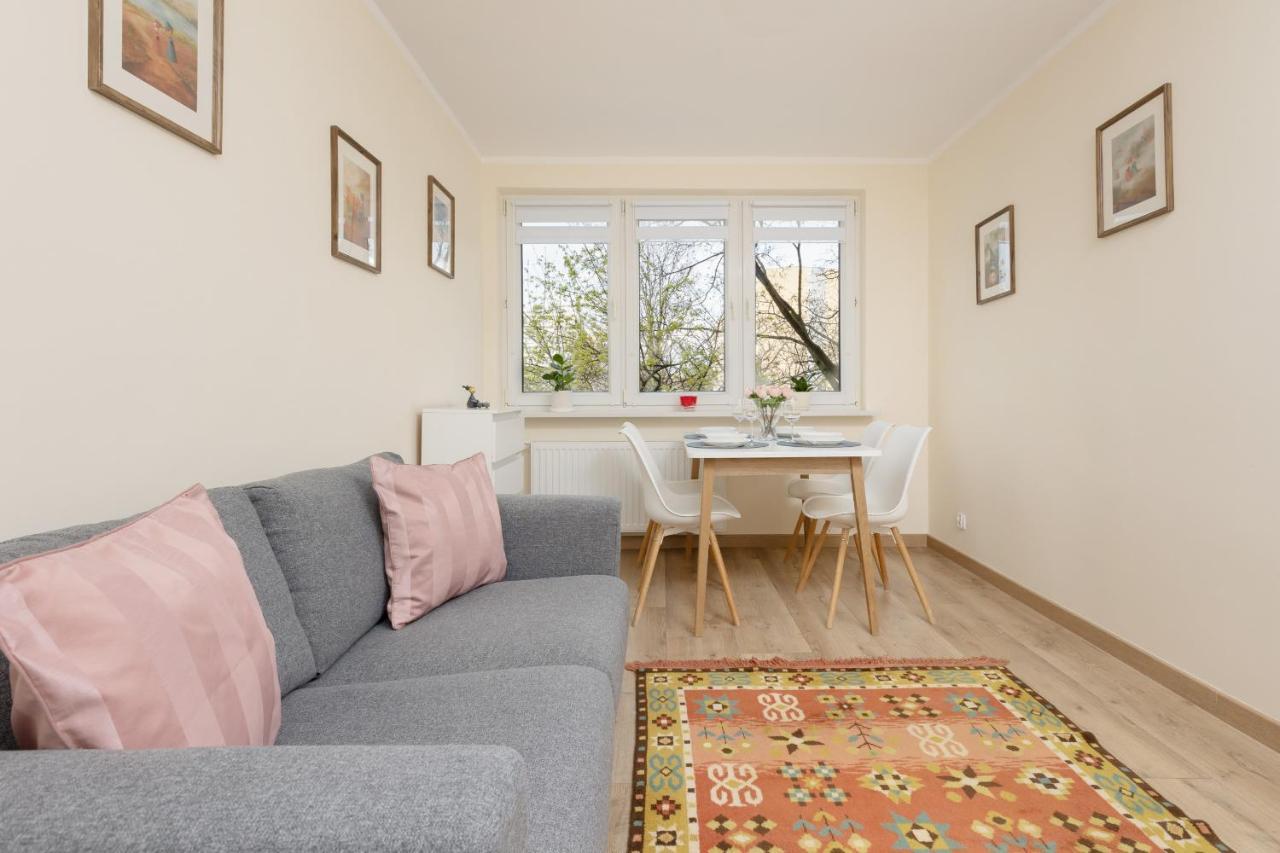 Dickens St By Renters * Warsaw