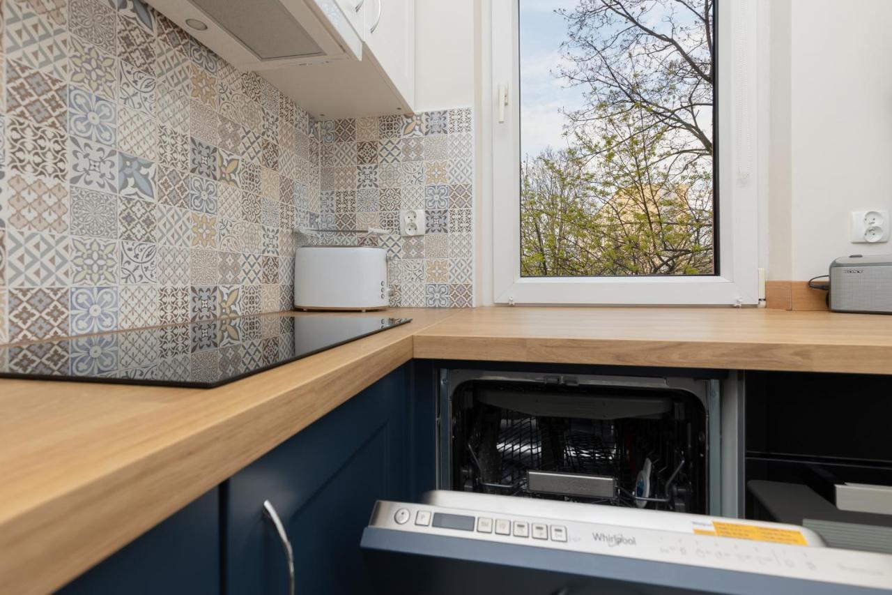 Dickens St By Renters Apartment