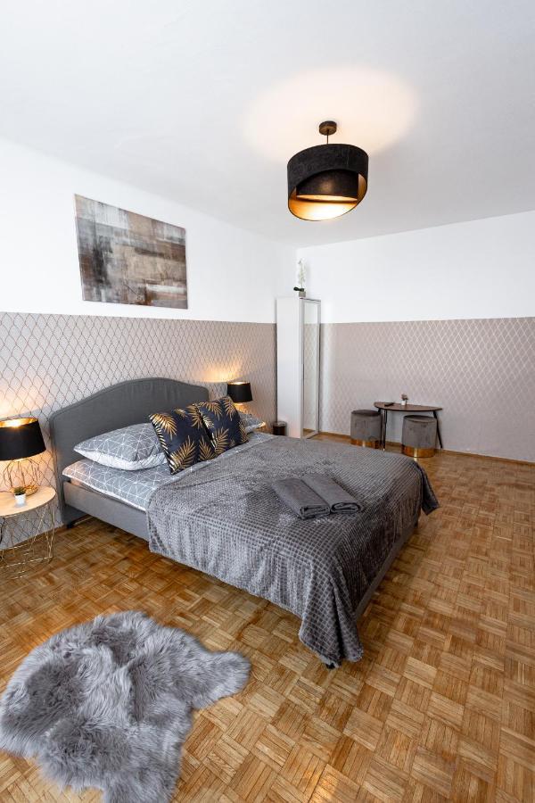 Clicktheflat Norblin Factory Albergue *