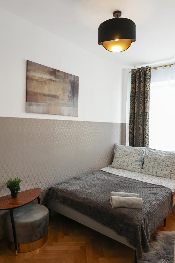 Clicktheflat Three Crosses Square Apart Hostel