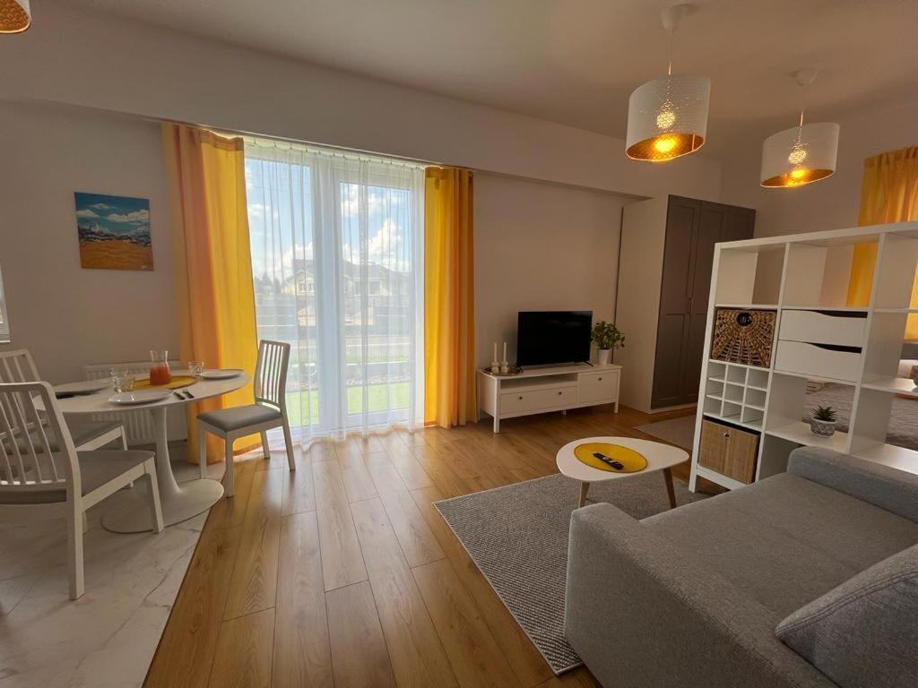 Apartment R House - Brand New With Patio And Garage