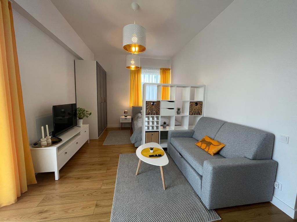 R House - Brand New With Patio And Garage *