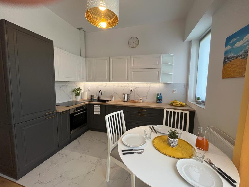 Apartment R House - Brand New With Patio And Garage