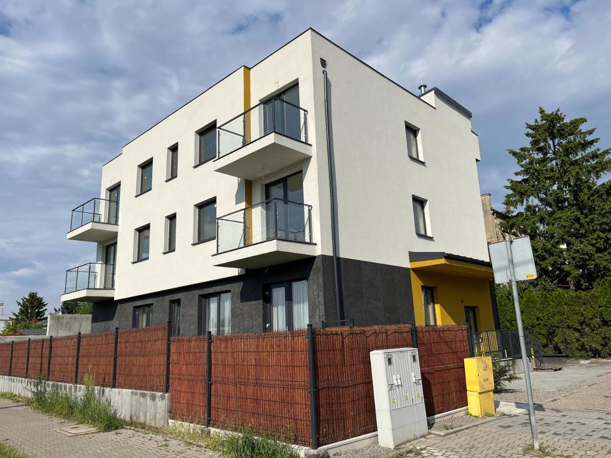 R House - Brand New With Patio And Garage *