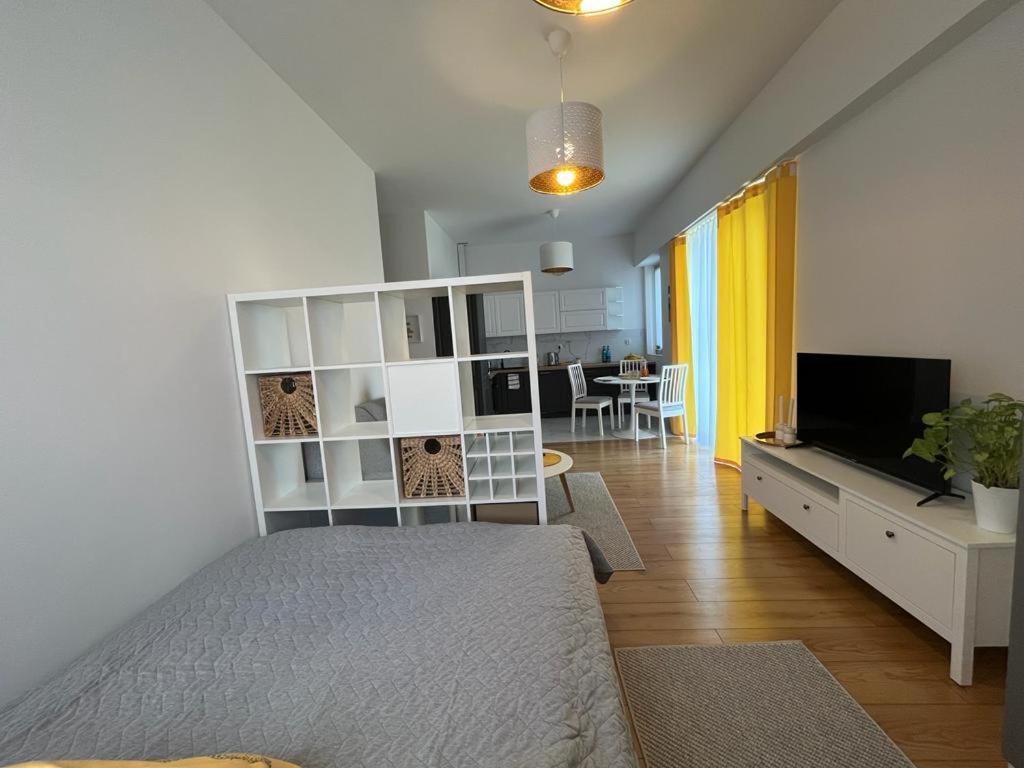 R House - Brand New With Patio And Garage *