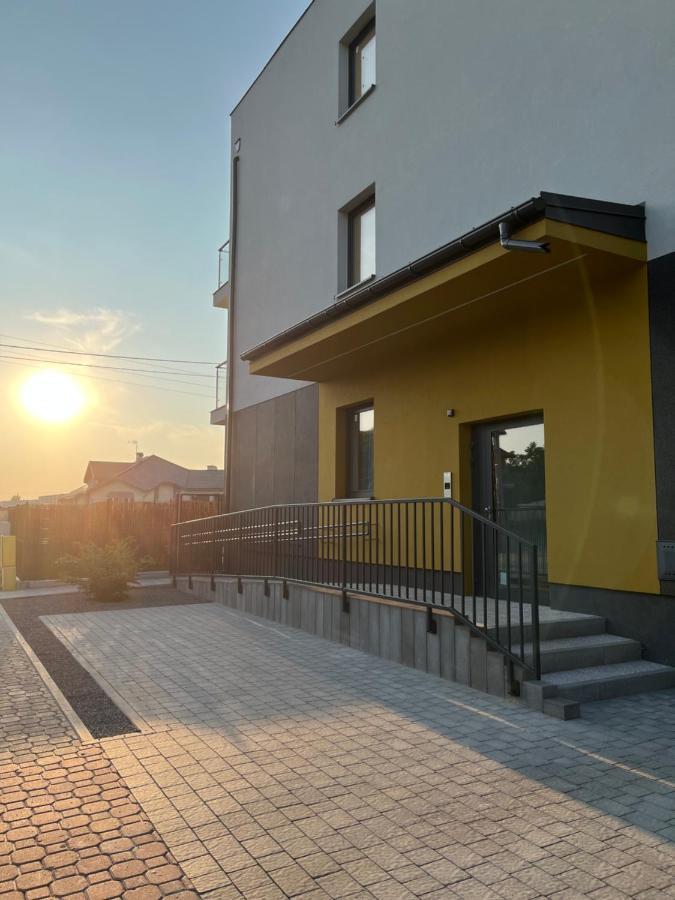 R House - Brand New With Patio And Garage Apartment *