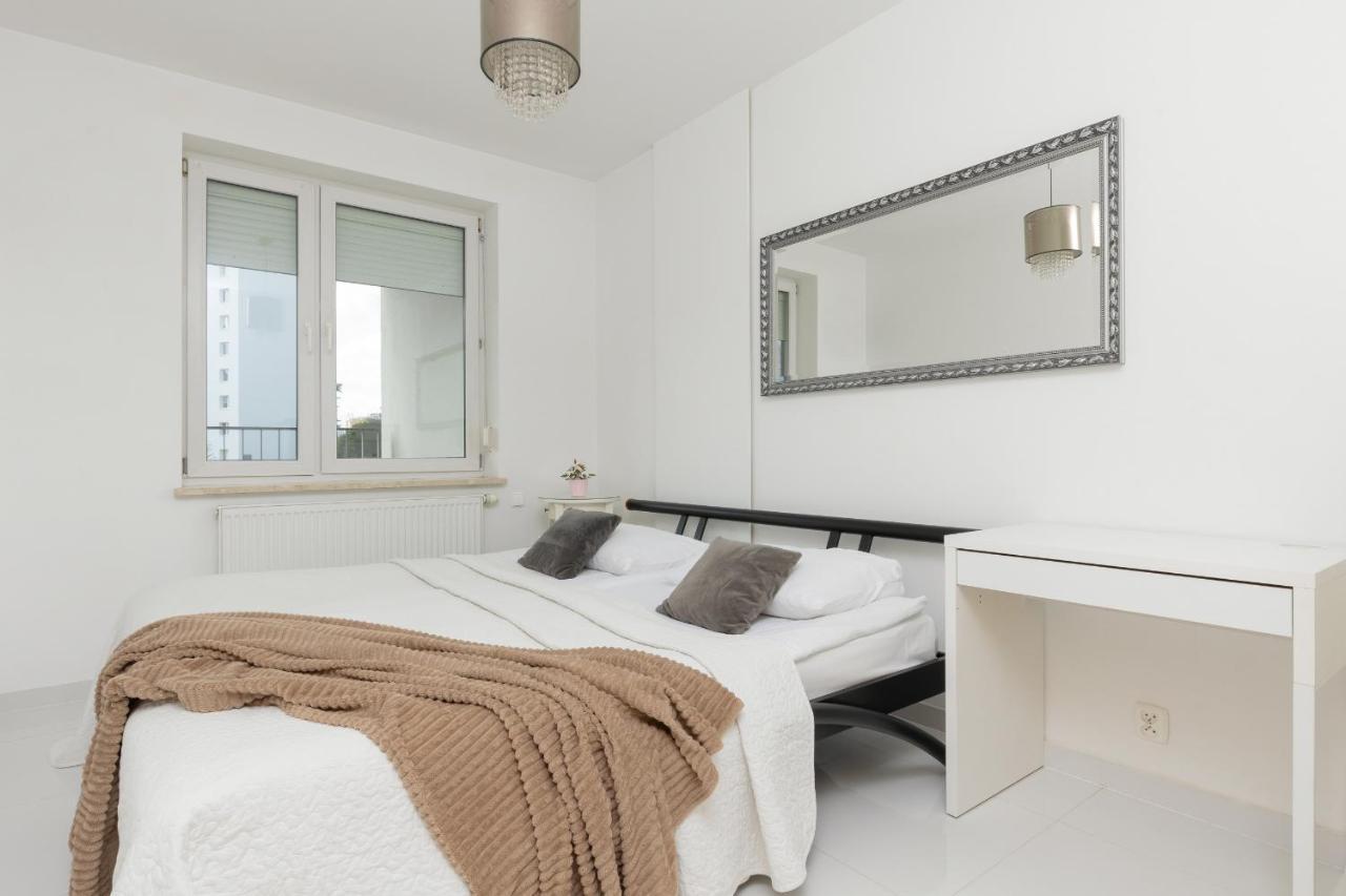 Metro Targowek Spacious With Parking By Renters Warsaw