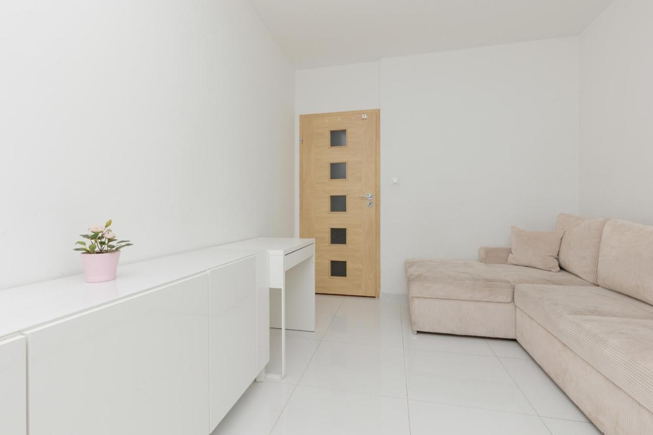 Metro Targowek Spacious With Parking By Renters * Warsaw