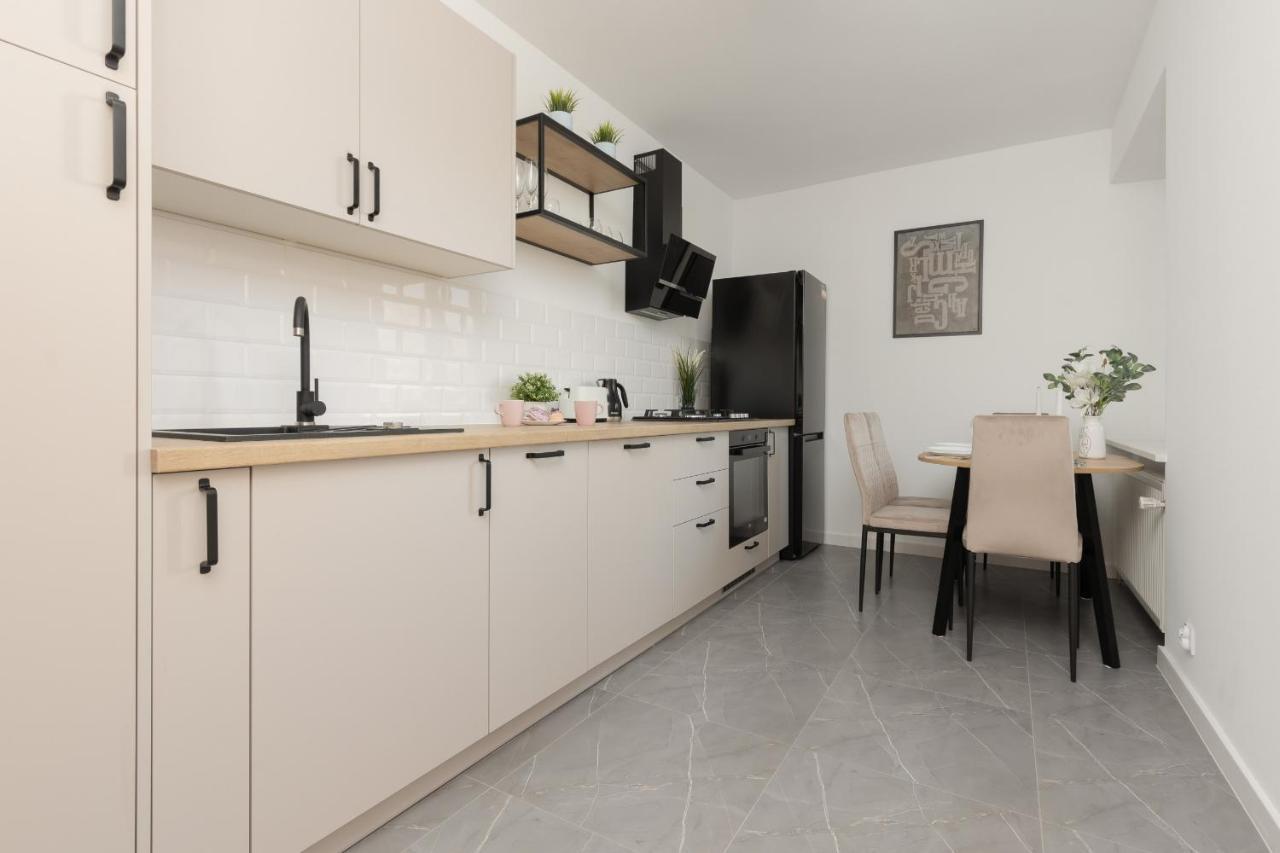 Ursus Spacious Two-bedroom By Renters Warszawa